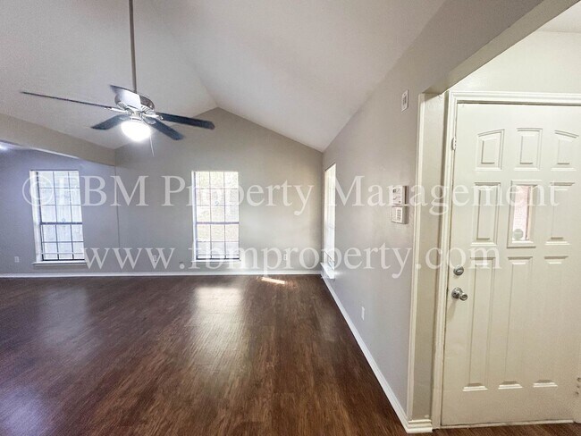 Building Photo - 701-703 Hillcrest Ct