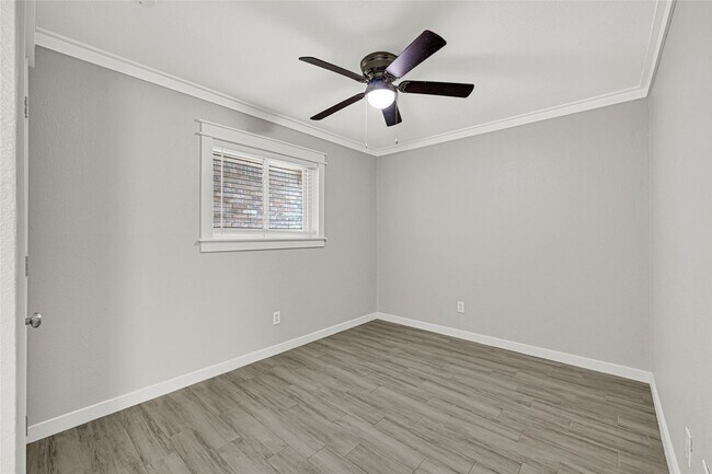 Building Photo - 107 E Willowick Ave