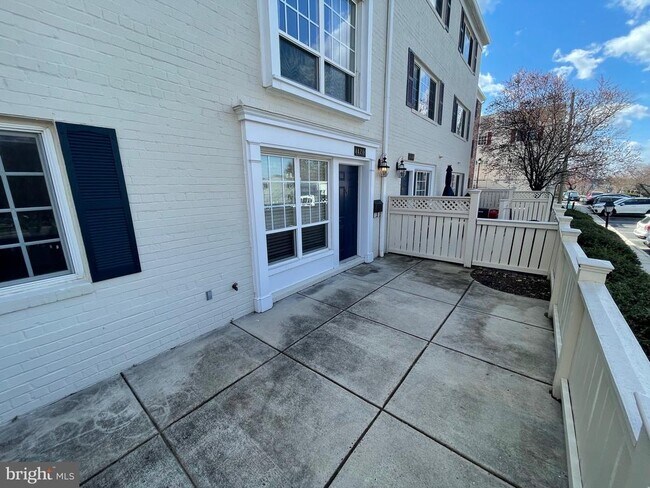 Building Photo - 1421 N Van Dorn St