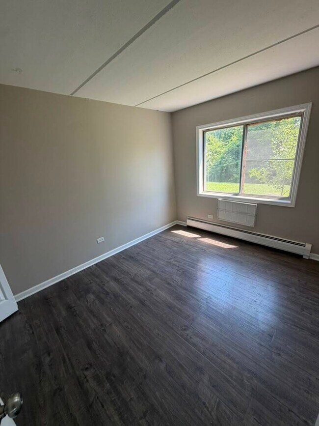Building Photo - 281 Shorewood Dr