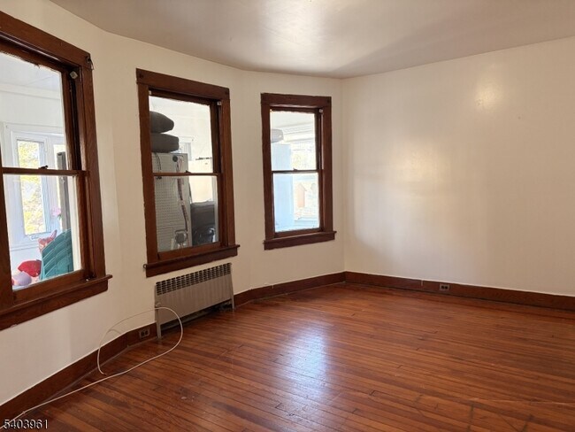 Building Photo - 35 Marsellus Pl