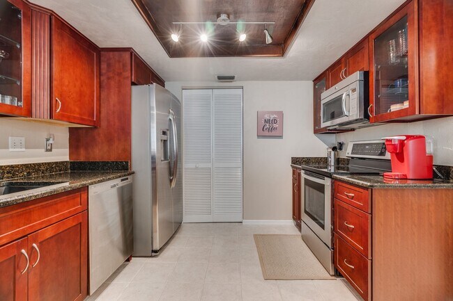 Building Photo - Direct Oceanfront Furnished/Unfurnished Co...