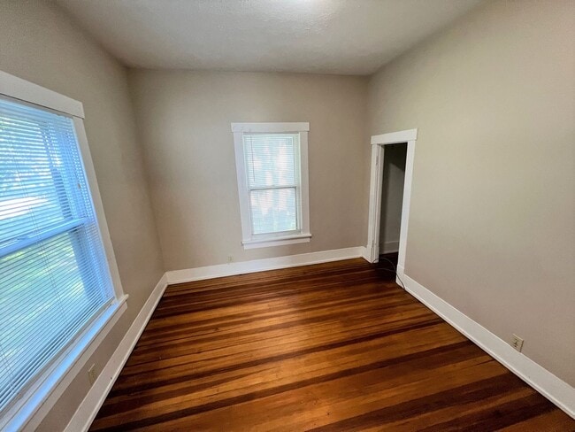 Building Photo - Prime Location 4 Bed House - Leasing 26/27 School Year