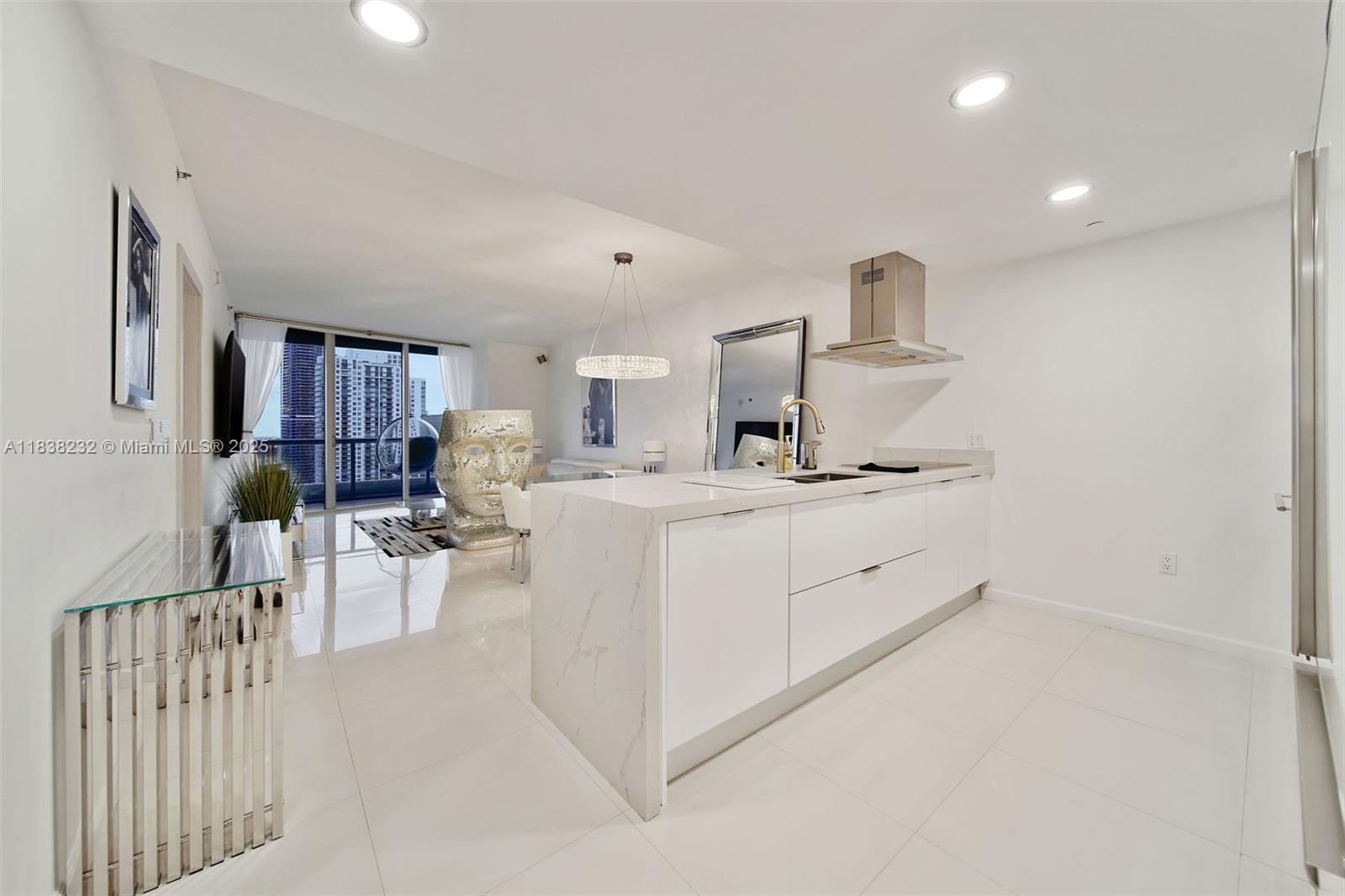 Building Photo - 495 Brickell Ave