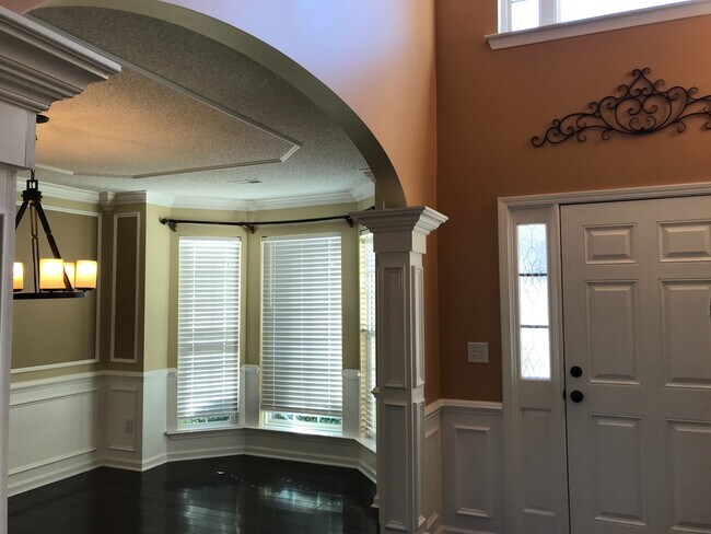 Building Photo - Beautiful 3 bedroom, 2.5 bath home