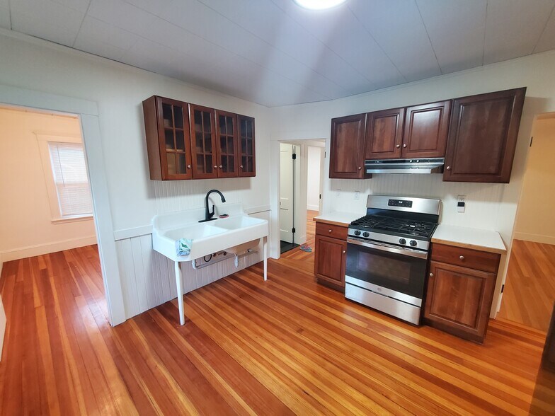 Building Photo - 25 Oak St