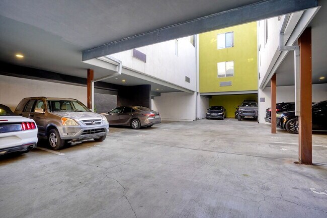 Building Photo - Little Italy Modern Townhome, 2 En Suite Bedrooms on Separate Levels, Private Roof Deck with Suns...
