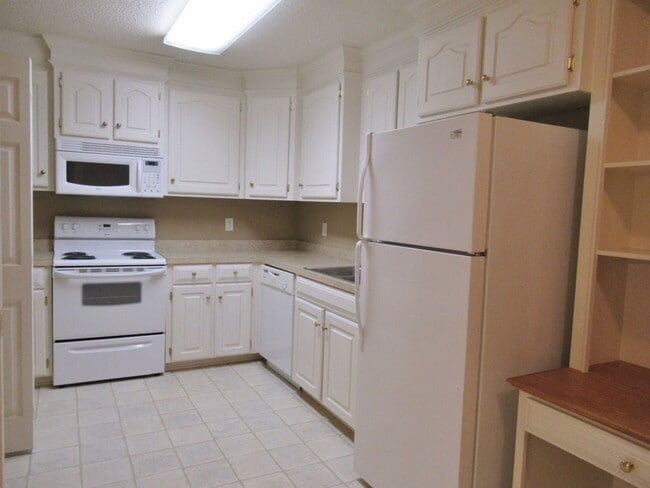 Building Photo - Landmark Pointe 3 Bedroom, 2 Bath-Lawn mai...