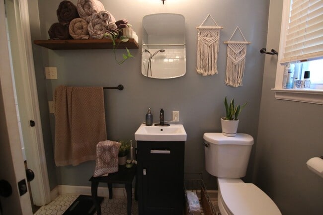 Building Photo - Awesome Cottage in the Heart of Inglewood/...