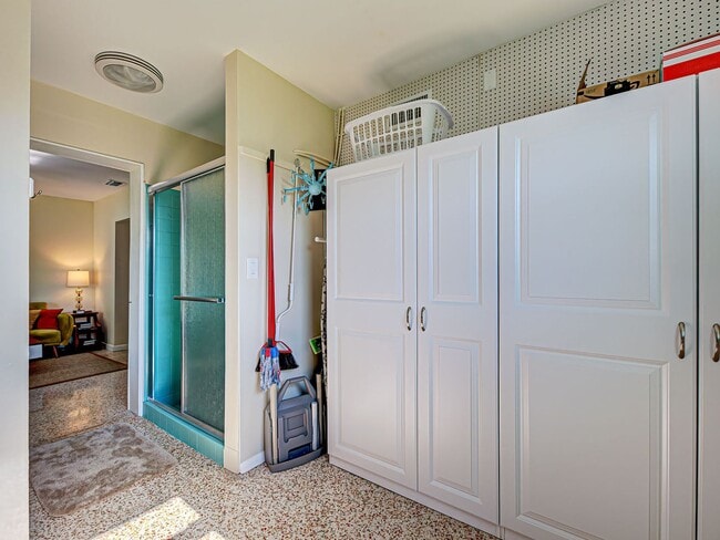 Building Photo - Seasonal Rental Near Venice – Pet-Friendly...