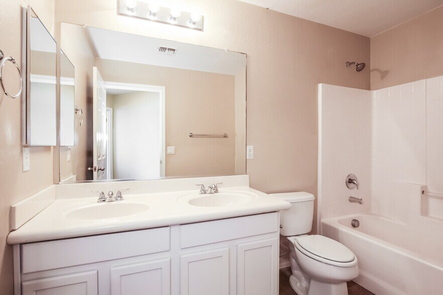 Building Photo - 7906 S 50th Dr