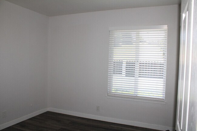 Building Photo - 130 Aster Ct