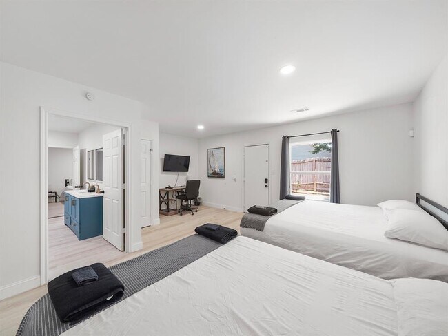 Building Photo - 8007 Beluche Dr