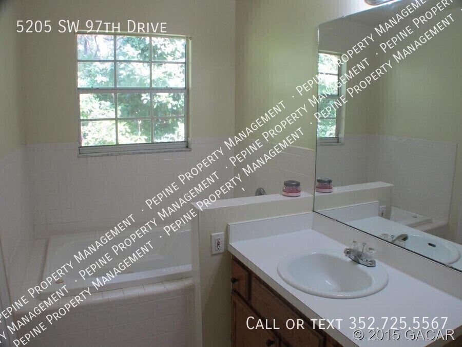 Building Photo - 5205 SW 97th Dr