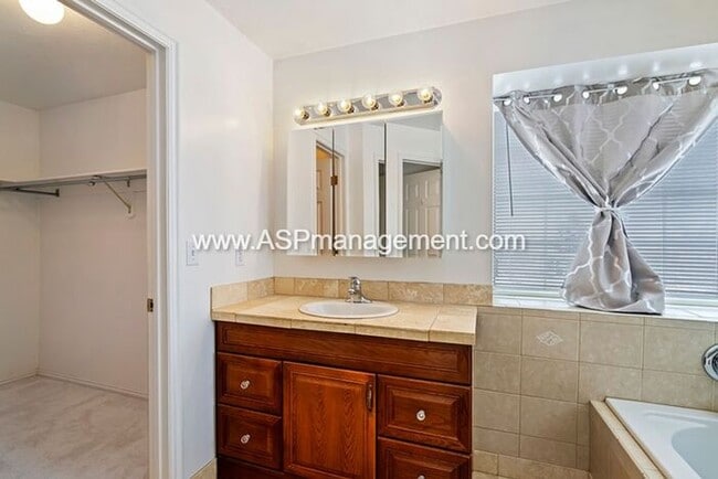 Building Photo - SANDY BEAUTIFUL 5 BED 3 BATH FAMILY HOME