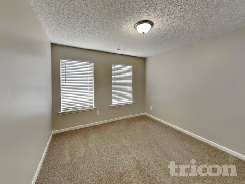 Building Photo - 2208 Ballingarry Dr