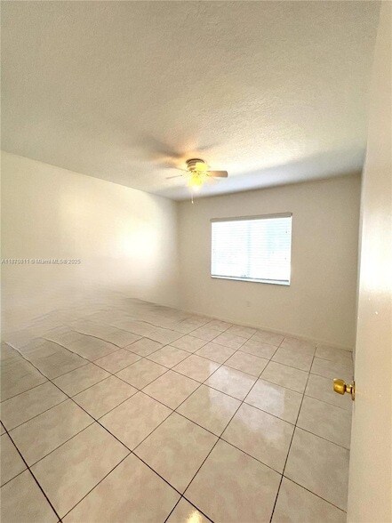 Building Photo - 1240 SE 28th Ct