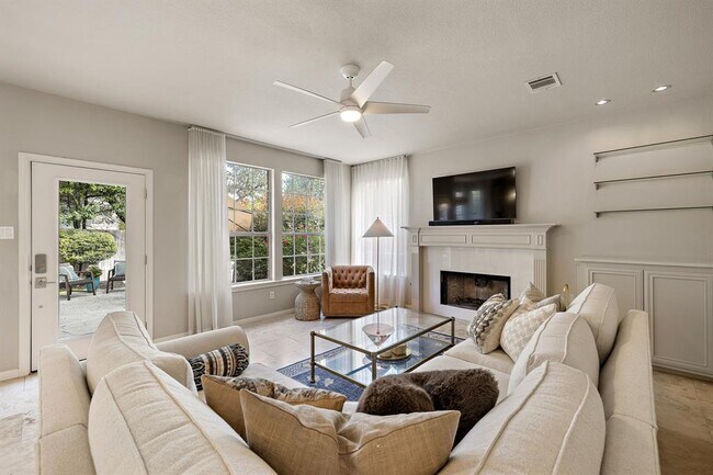 Building Photo - 2114 Hilton Head Dr