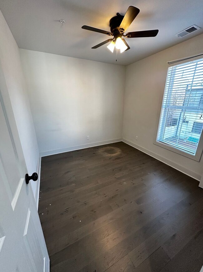 Building Photo - 609 E Duffy Ln