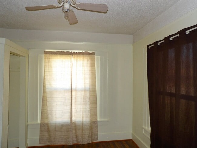 Building Photo - 302 SW Park Ave