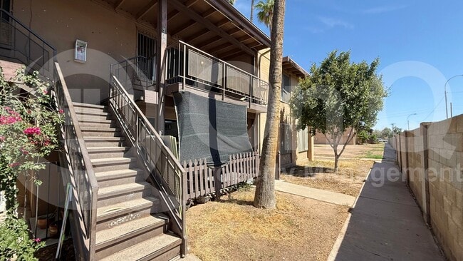 Building Photo - 2415 W Hazelwood St