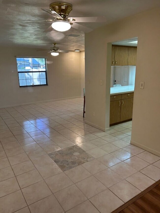 Building Photo - Spacious 3/2/2 in a quiet neighborhood available now!!