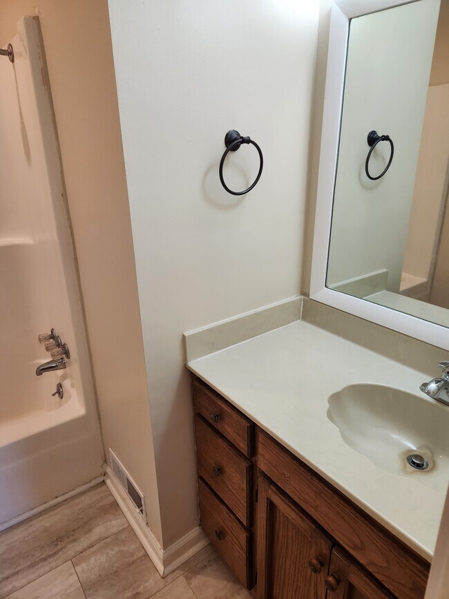 Building Photo - 1860 Lowe St