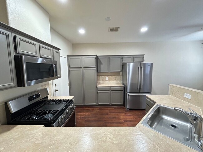 Building Photo - Gated Townhome 3-Bedrooms 2.5-Bathrooms!