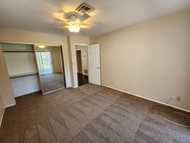Building Photo - Lovely 2 Bed 2 Bath Downstairs Condo in Gr...