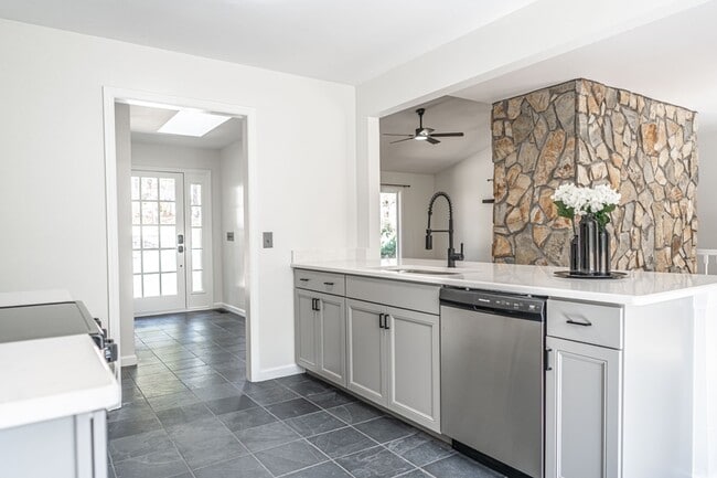 Building Photo - 980 Monticello Dr