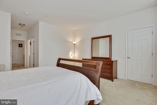 Building Photo - 43881 Centergate Dr