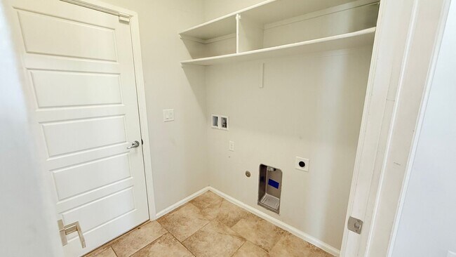Building Photo - Modern comfort in Del Rey Estates