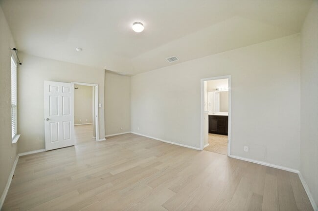 Building Photo - Beautiful 3 Bedroom in Republic Oaks Community