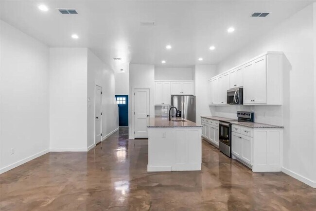 Building Photo - 1540 W Long