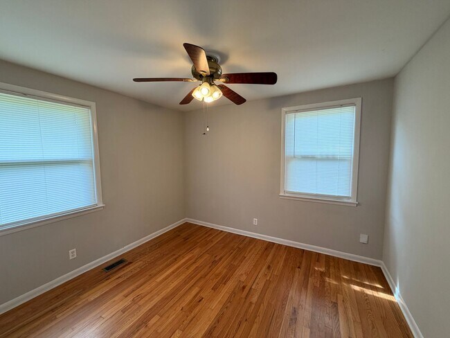 Building Photo - Available Immediately! 3 Bedroom 1 Bath + Bonus & Screened in Porch