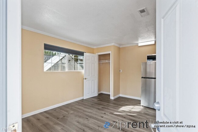 Building Photo - Studio, 1 bath 4plex - 1935 Kinross Way, S...