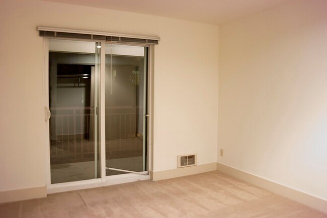 Building Photo - Prime Capitol Hill Top-Floor 1-Bed Condo w...