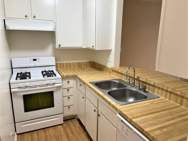 Building Photo - PET FRIENDLY One Bedroom Condo in a Peacef...
