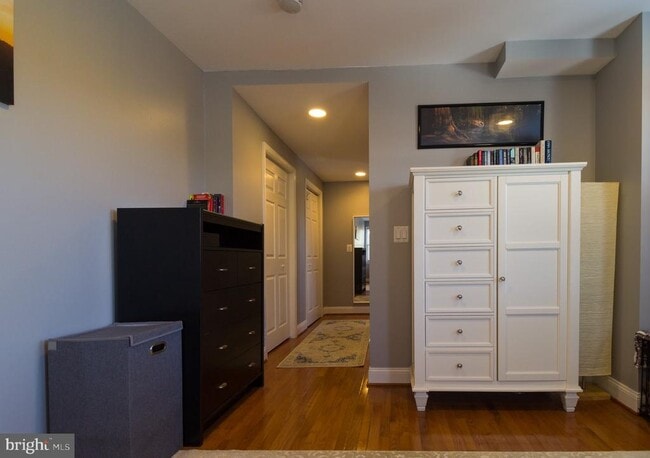 Building Photo - 3723 S Four Mile Run Dr