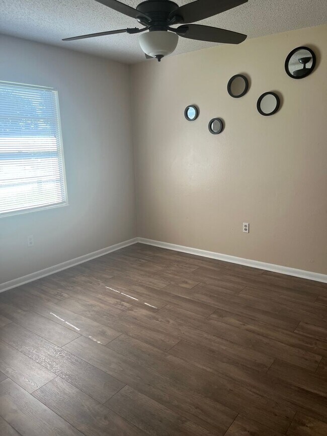 Building Photo - 2112 W Martin St