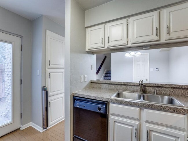 Building Photo - 2 Bedroom Townhome by SMU with a Pool!