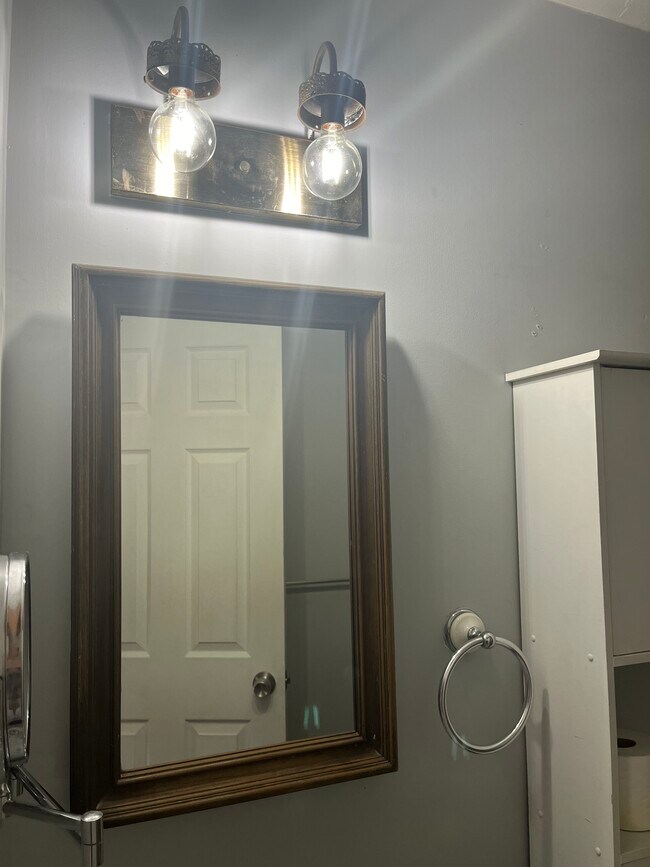 Building Photo - 731 Pleasant St