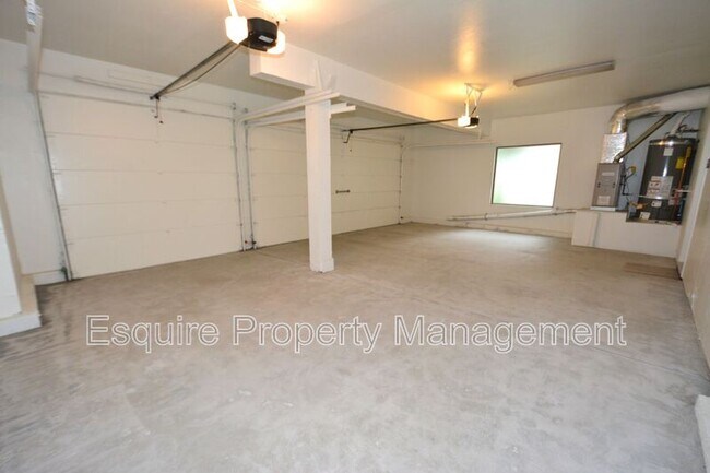 Building Photo - 1610 Oneida Pl