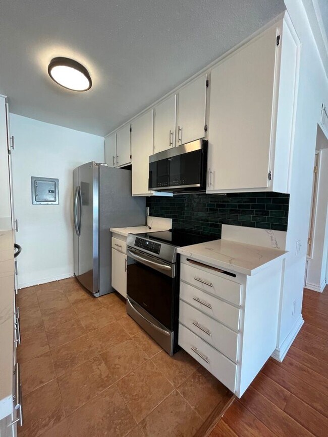 Building Photo - AVAILABLE NOW! 1BR w/patio, pool + spa, gym, parking + MORE!