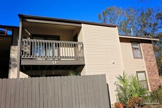Building Photo - Spyglass Point , Upstairs Unit ~ Two bedro...