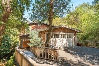 Building Photo - FIVE BEDROOM THREE AND HALF BATH HOME ON C...