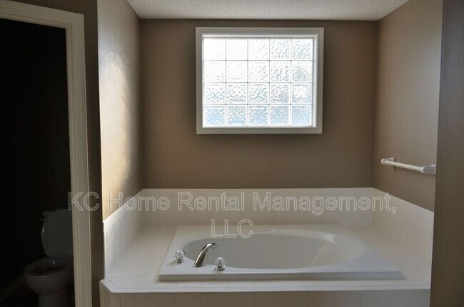 Building Photo - 15914 S Clairborne St