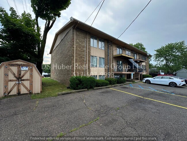 Building Photo - 1016 E. Greenlawn-8