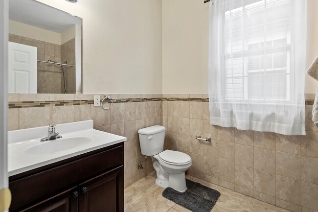 Building Photo - 13 Oak St