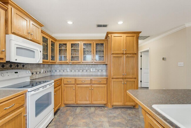 Building Photo - 286 Pilgrim Rd